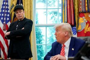 イーロン・マスク氏(左)とトランプ米大統領=5月、ワシントンのホワイトハウス(ロイター=共同)