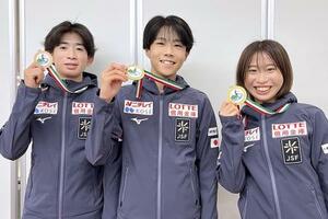 ジュニアGPシリーズ第3戦イタリア大会で獲得したメダルを掲げる(左から)植村駿、西野太翔、金沢純禾=8日、羽田空港