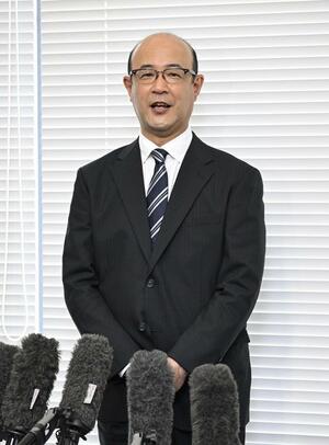 定時株主総会を終え、取材に応じるトヨタ自動車の近健太社長=17日午前、愛知県豊田市