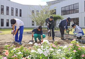中庭の整備をする水原中の生徒=阿賀野市学校町