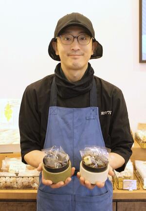 バレンタインギフトとして店頭販売する燕三条スイーツカップを手にするルーツの更科賢祐さん=1月29日、三条市須頃1