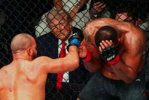 総合格闘技の試合を観戦するトランプ米大統領=11日、マイアミ(ロイター=共同)