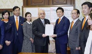 刑法改正案を参院に提出する参政党の神谷代表(中央右)ら=10月、国会