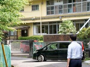 家宅捜索が行われた国士舘大の寮=16日午後3時54分、東京都町田市