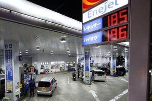 　３月、東京都世田谷区のガソリンスタンドに表示されたレギュラーガソリンなどの価格
