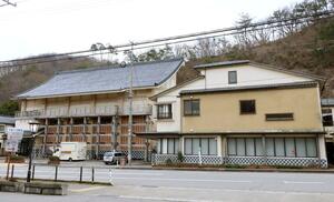 村上市が解体方針を決めた香藝の郷の旅館棟(右)。左は改修予定の美術館棟=村上市市瀬波温泉2