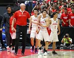 オーストラリアと引き分け、握手する河村(右から2人目)とホーバス監督。右端は富樫=北海きたえーる