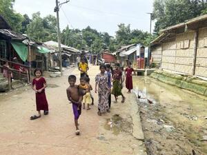 バングラデシュ・コックスバザールのロヒンギャ難民キャンプの子どもたち=7月(共同)