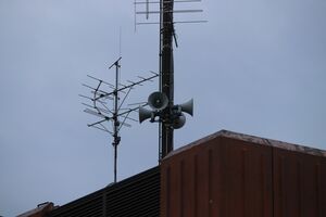 1日3回音楽を流す長岡市市越路支所の屋外スピーカー=長岡市浦