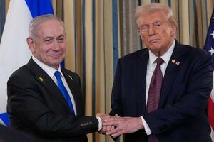 9月29日、共同記者発表後、握手を交わすイスラエルのネタニヤフ首相(左)とトランプ米大統領=ワシントンのホワイトハウス(AP=共同)