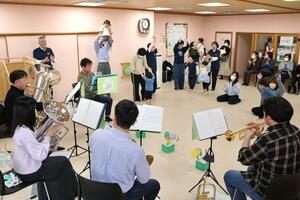 親子や地域住民が楽しんだ金管五重奏のコンサート=長岡市小島谷