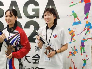 成年女子エアピストルで3位に入った陸未来(中央)=大分県