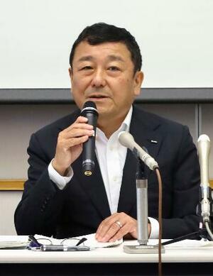 定例記者会見で発言する東京電力柏崎刈羽原発の稲垣武之所長=25日午前、新潟県刈羽村
