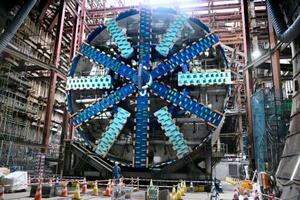 　リニア中央新幹線神奈川県駅（仮称）の工事現場で報道陣に公開された「シールドマシン」＝２７日午後、相模原市緑区