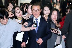 韓国・仁川空港で報道陣の質問を受ける田載秀海洋水産相(中央)=11日(聯合=共同)