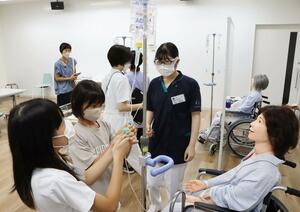 小中学生が看護の仕事に触れた体験講座=8月17日、新潟市中央区水道町1