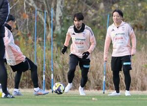 柏戦に向けて調整するＭＦ白井永地（中央）ら＝聖籠町