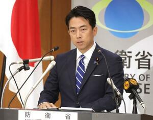 就任記者会見で発言する小泉防衛相=22日午後、防衛省(代表撮影)