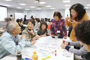 筆談体験などを通して難聴者や中途失聴者への理解を深めた講座=12月1日、長岡市大手通2