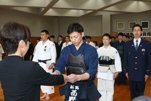 柔道などの術科に重点的に取り組む県警の特別訓練員の指定式＝２日、新潟市中央区
