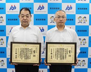 表彰を受けた井上和広警部補(左)と渡邊隆二警部補=14日、県警本部