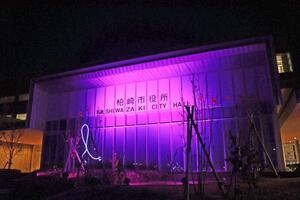 「女性に対する暴力をなくす運動」に合わせ、紫色に光る柏崎市役所=柏崎市日石町