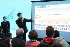 うみがたりと共同でアクアポニックスに取り組んだ成果を発表する海洋高校の生徒=11月24日、上越市五智2