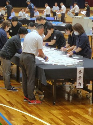 魚沼市議選の開票作業
