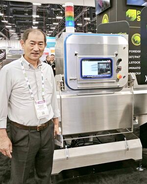 米ラスベガスで開かれた展示会で製品をアピールする山田清貴社長＝９月（システムスクエア提供）