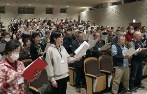 新潟第九コンサートに向けて練習に励む市民合唱団＝新潟市中央区一番堀通町