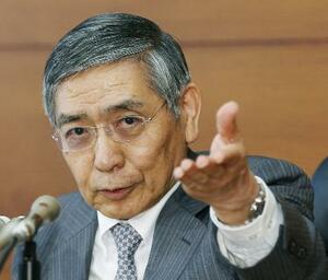 2015年4月30日、金融政策決定会合後に記者会見する日銀の黒田東彦総裁(当時)=日銀本店