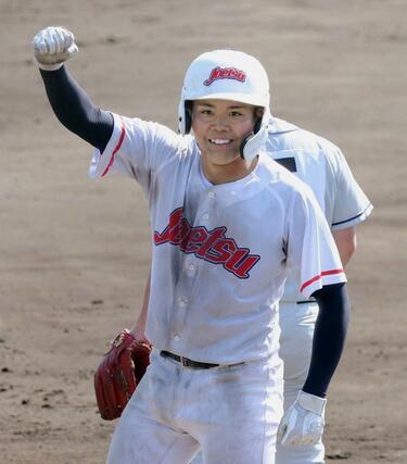 関根学園-上越 6回裏上越1死三塁、橋本昊樹が中越適時三塁打を放ち2-2。笑顔で右手を挙げる=柏崎市佐藤池野球場