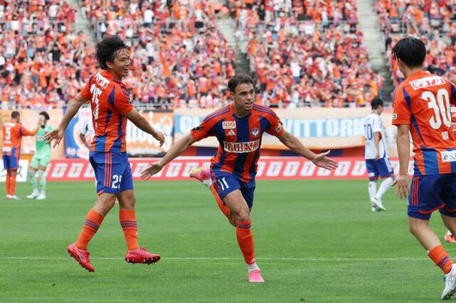 新潟－横浜Ｍ　後半２８分、先制ゴールを決めたＭＦダニーロ・ゴメス（中央）＝ビッグスワン