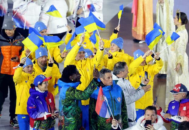 閉会式で入場するウクライナ選手団＝２２日、イタリア・ベローナ（代表撮影・共同）