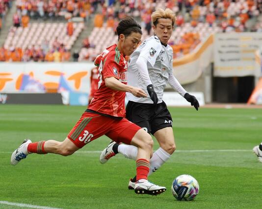 金沢戦で攻め上がるMF奥村仁=4日、ビッグスワン