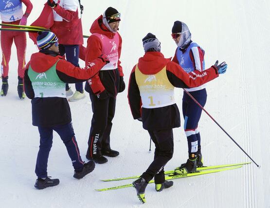 男子３０キロリレー　ゴールしたアンカーの山下陽暉（右端）をねぎらう（左から）宇田崇二、森口翔太、羽吹唯人＝ヤブリ（共同）