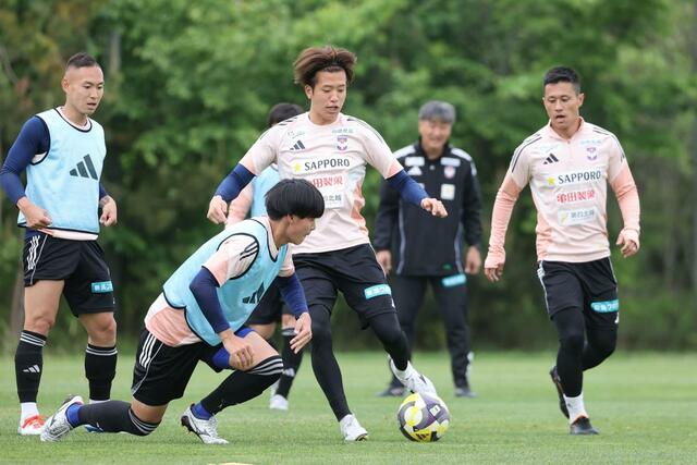 新潟-浦和 前日練習 ボール回しをするMF長谷川元希(中央)ら=5月10日 聖籠町の専用練習場