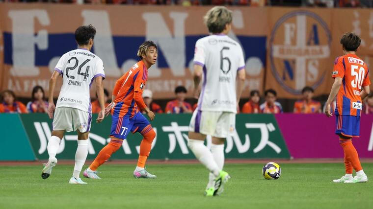 後半、途中出場した新加入のＤＦ舩木翔（７７）＝７月２０日、デンカビッグスワン