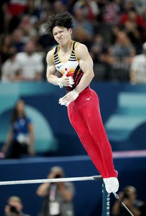 男子種目別鉄棒決勝　フィニッシュする岡慎之助＝パリ（共同）