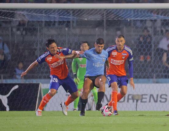 川崎－新潟　必死に守る新潟の守備陣＝Ｕ等々力（写真映像部・富山翼）