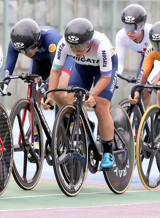 女子ケイリン決勝 3連覇を目指した水谷彩奈(左から2人目・日体大)は3位に終わった=京都府向日市