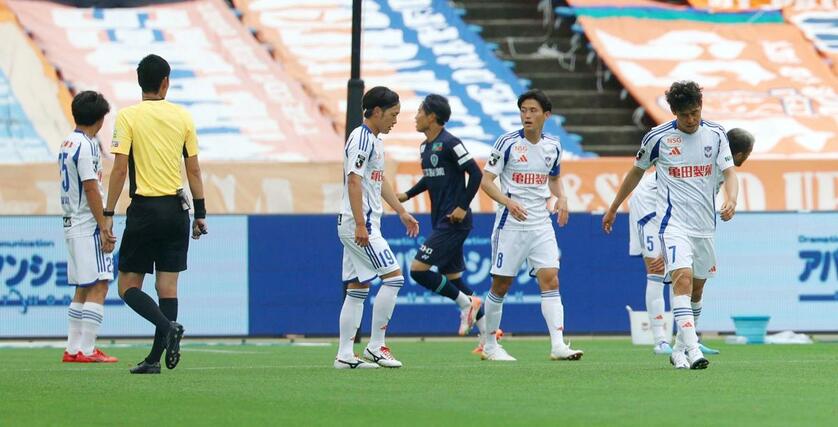 福岡－新潟　前半、福岡に追いつかれ、肩を落とす新潟の選手たち＝６月２１日、福岡市のベスト電器スタジアム