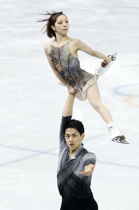 ミラノ・コルティナ冬季五輪フィギュアスケートのペアで日本勢初の金メダルを獲得した「りくりゅう」こと、三浦璃来（上）、木原龍一組＝２月、イタリア・ミラノ（共同）