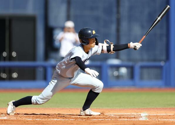 新潟明訓－帝京長岡　１回表、今井巨の適時打で新潟明訓が先制＝エコスタ