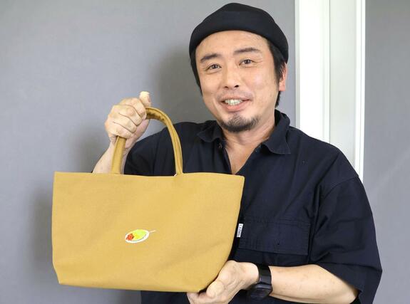 スパンギャルドが万代そばとコラボして発売した、バスセンターカレートートバッグ＝新潟市東区古川町１