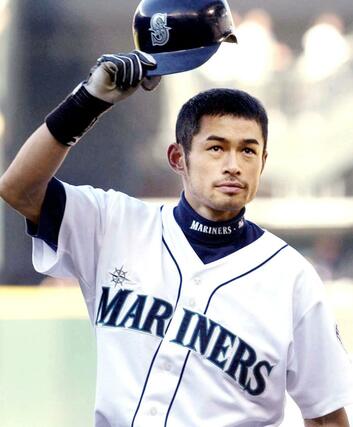 ２００４年１０月、米大リーグ記録を更新するシーズン２６２安打を達成し、歓声に応えるマリナーズのイチローさん＝シアトル（共同）