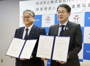 連携協定を結んだバイタルネットの一條武社長(左)と中原八一市長=新潟市役所