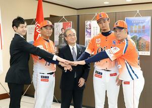 花角英世知事と面会する橋上秀樹監督や選手ら=県庁