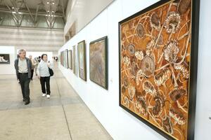 開幕した県展新潟展で作品を鑑賞する来場者ら=25日、新潟市中央区