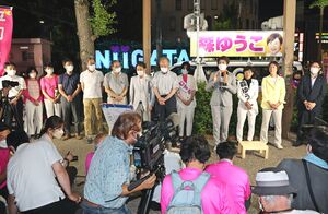 支援政党、団体関係者が結集した森裕子氏(右から3人目)の最終街頭演説=新潟市中央区